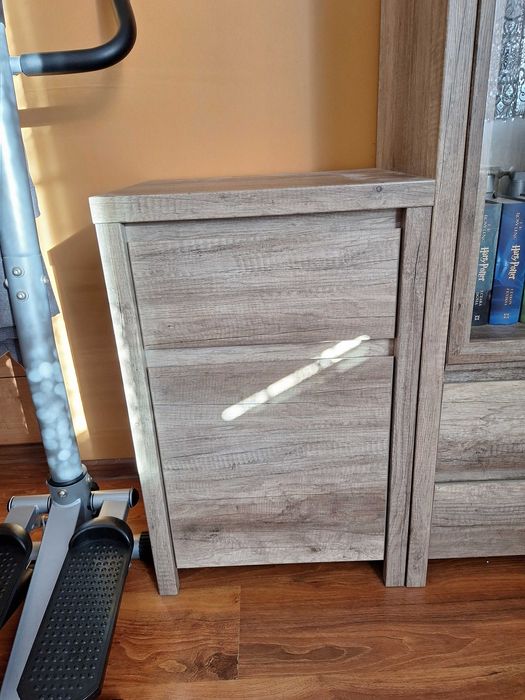 Komoda z drzwiami i szufladami efektowna