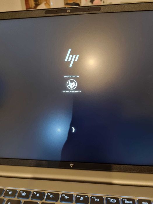 HP EliteBook Ultra 5 640 G11 com Poly Studio – NOVO