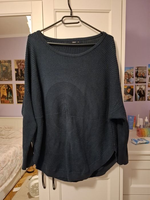 Granatowy sweter damski