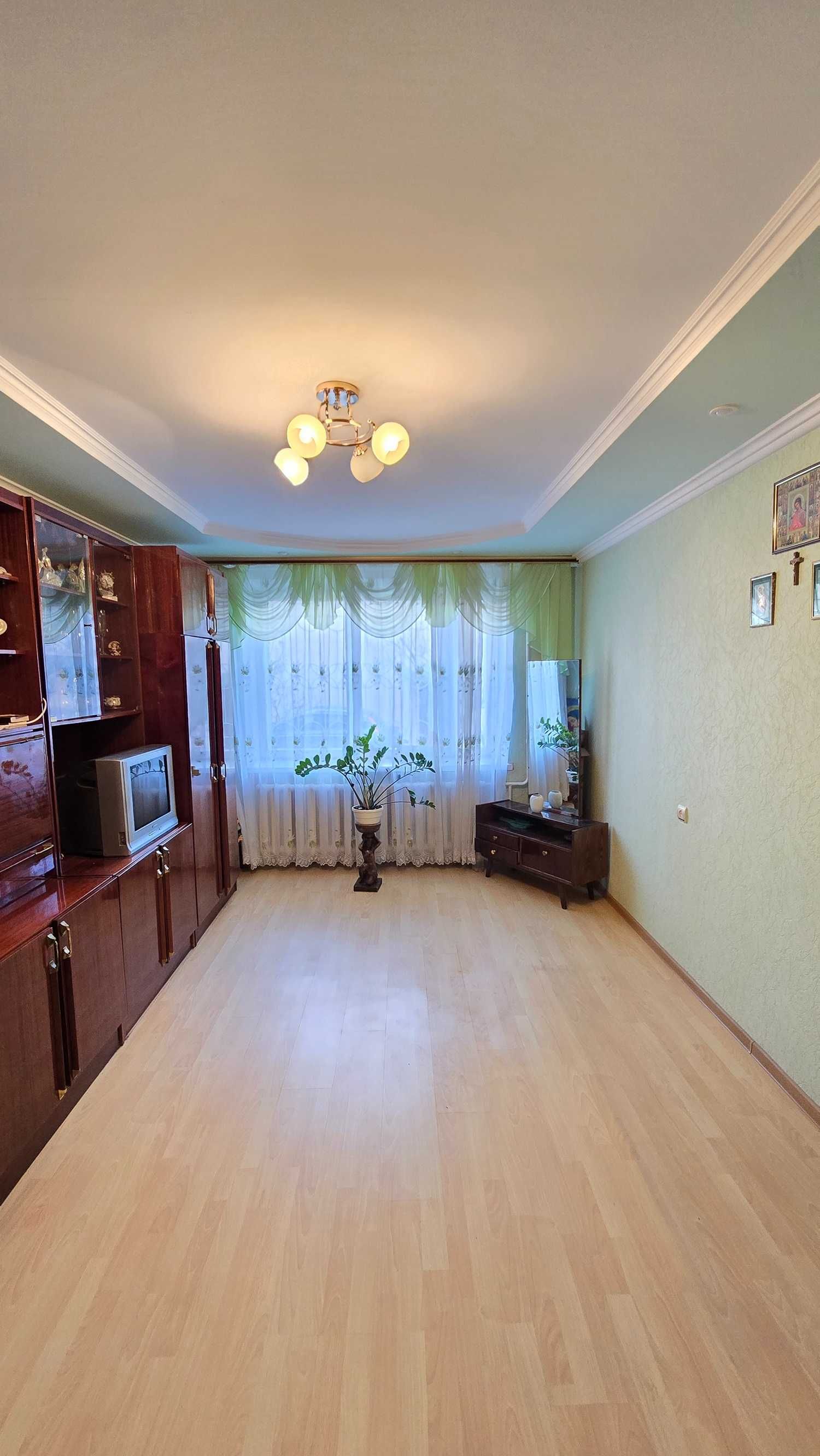 Продається 4-кімнатна квартира ЧЕШКА, вул. Достоєвського, 2