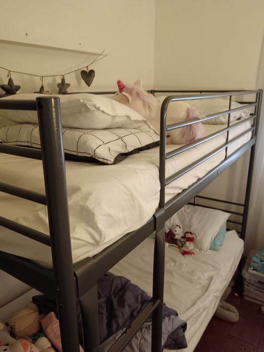 Beliche em metal Ikea com colchões