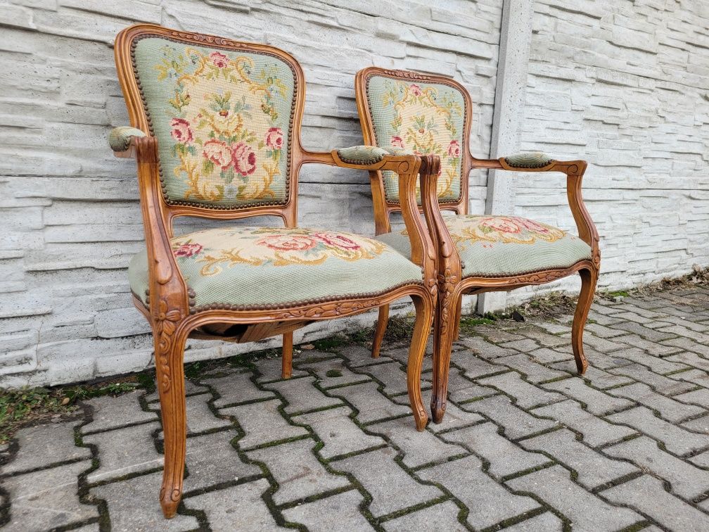 2xCiekawy fotel ludwikowski z gobelinem.