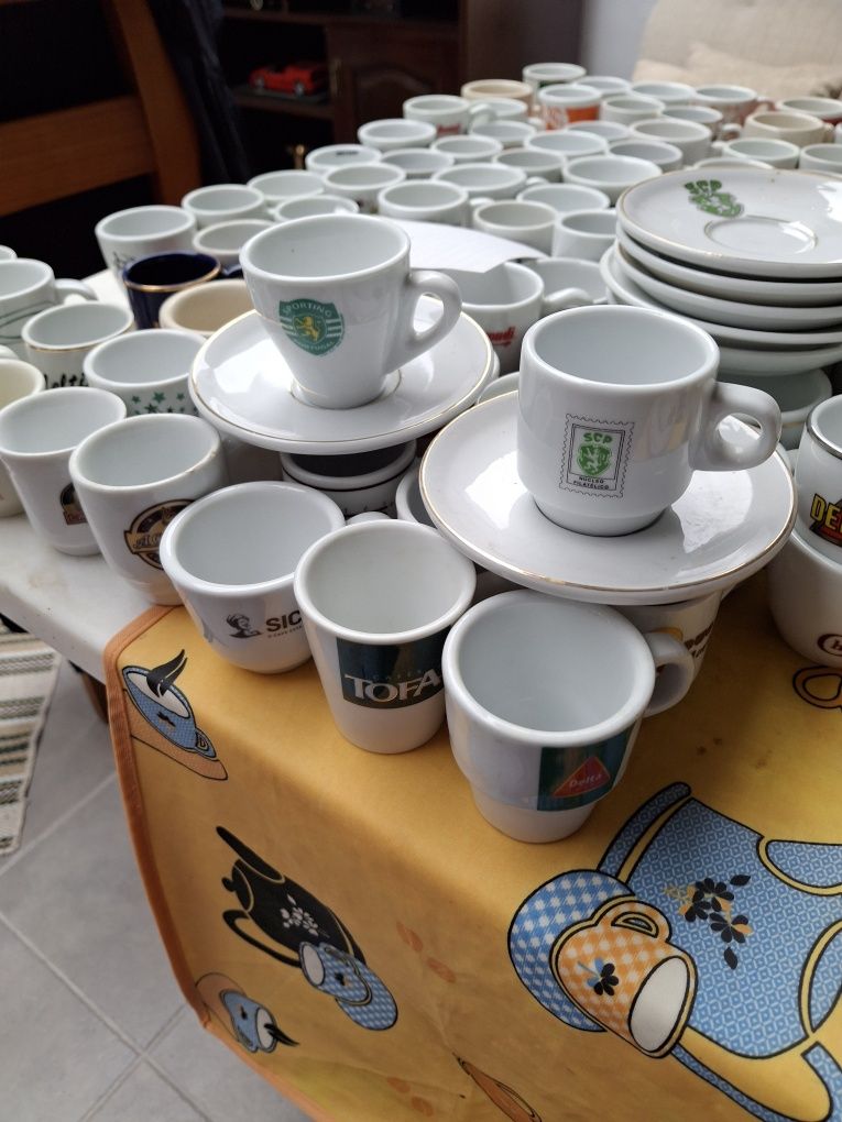 Vendo chávenas de café com pires de clubes