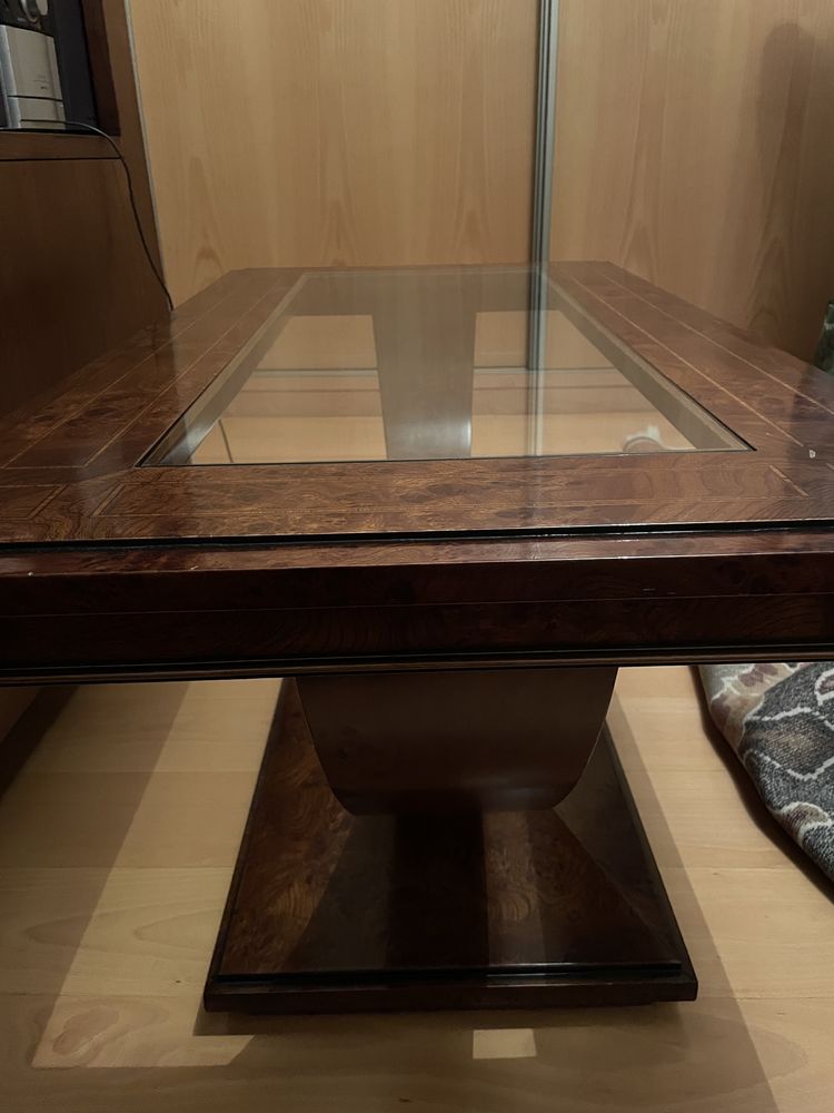 Mesa de madeira e vidro