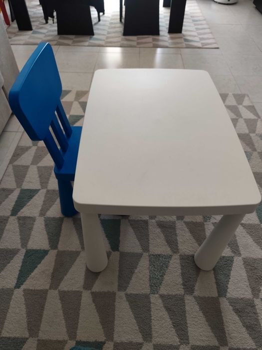 Mesa infantil com cadeira