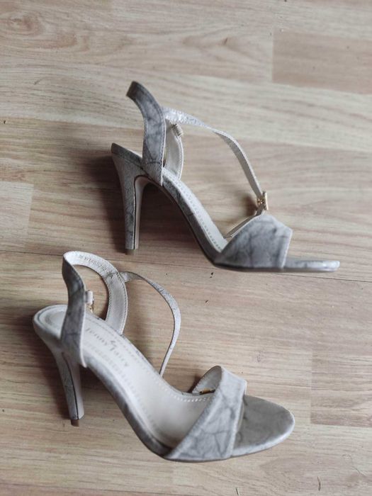 Nowe. Sandałki beżowo- złote - 36