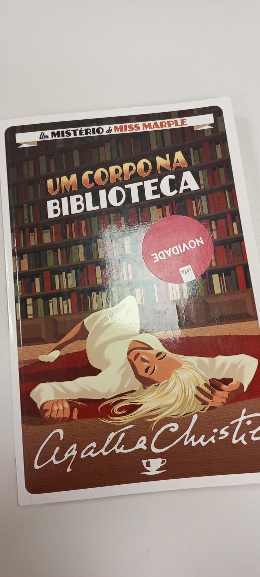 Um corpo na biblioteca