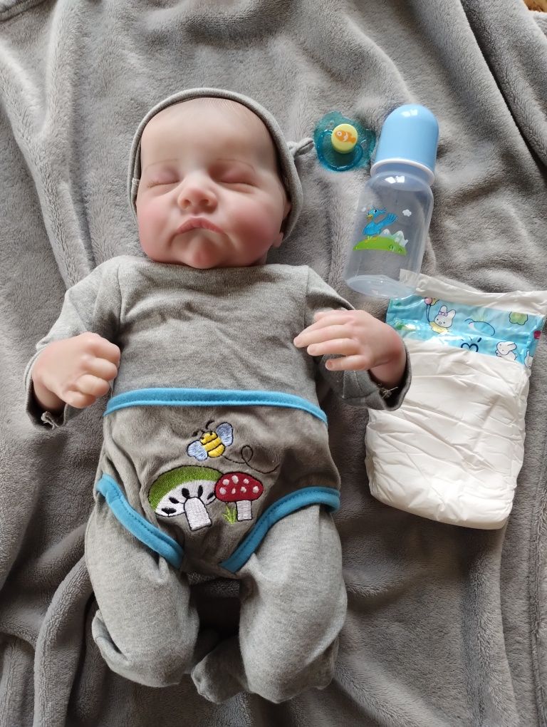 Lalka bobas typu Reborn śpiący chłopiec