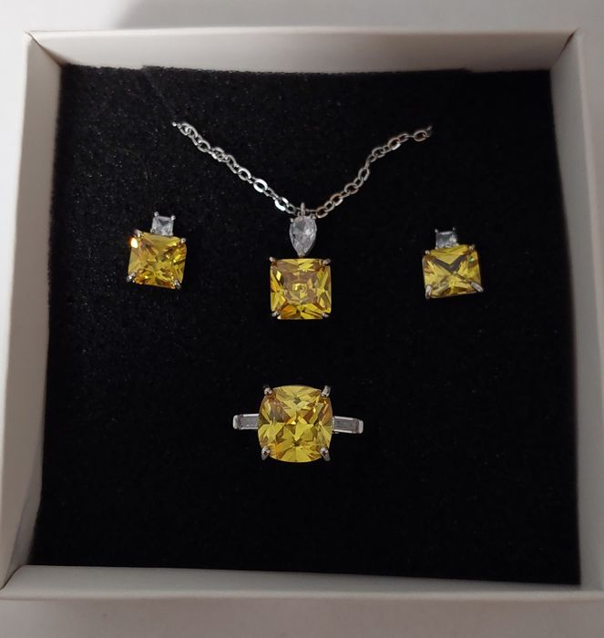 Новый набор украшений с желтым камнем (серьги, кольцо, кулон)
