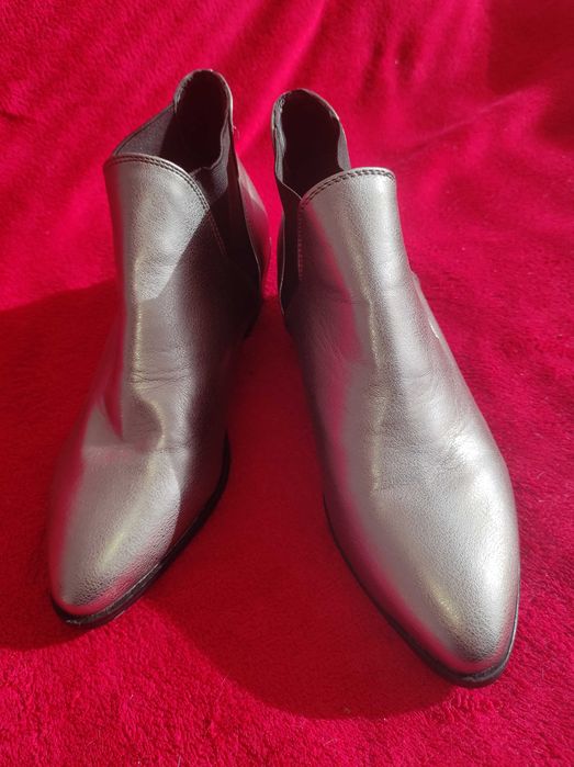 Черевики козаки жіночі на низьких підборах primark 5р (38) срібного