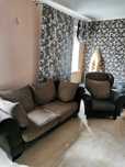 Zestaw mebli do salonu – sofa z poduchami i fotel