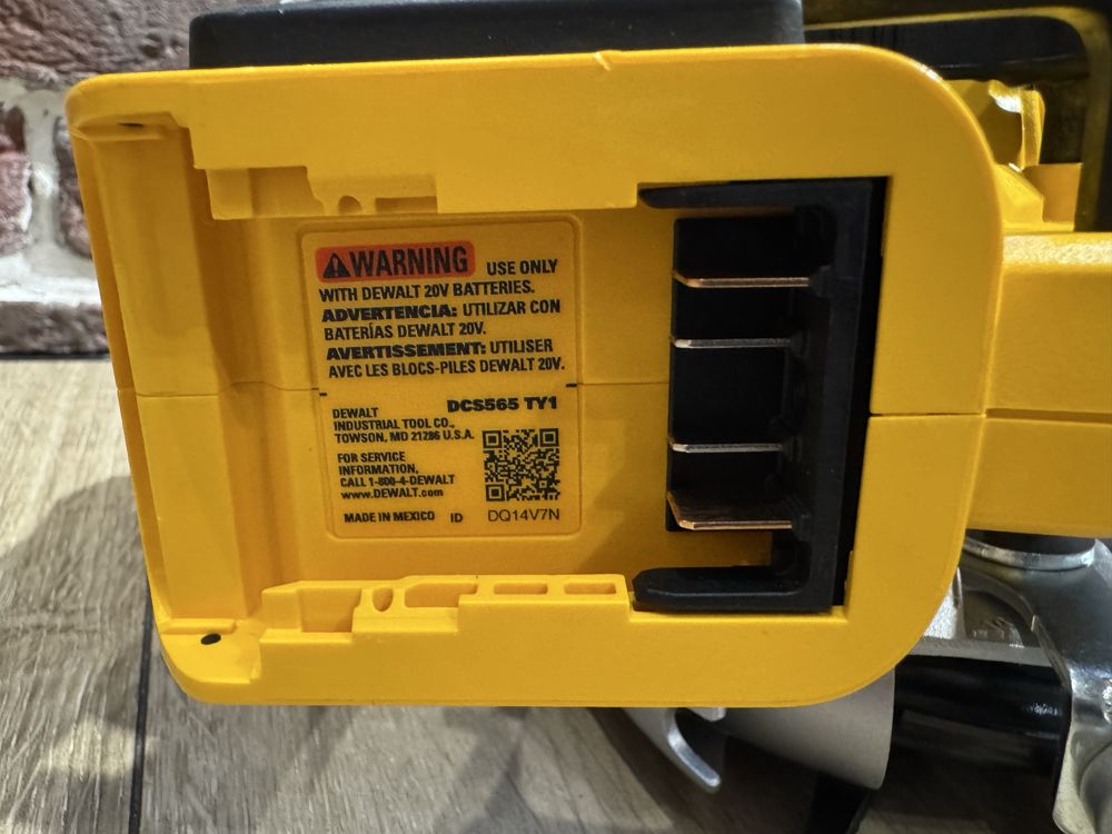 Аккумуляторная дисковая пила(паркетка) DeWalt DCS565