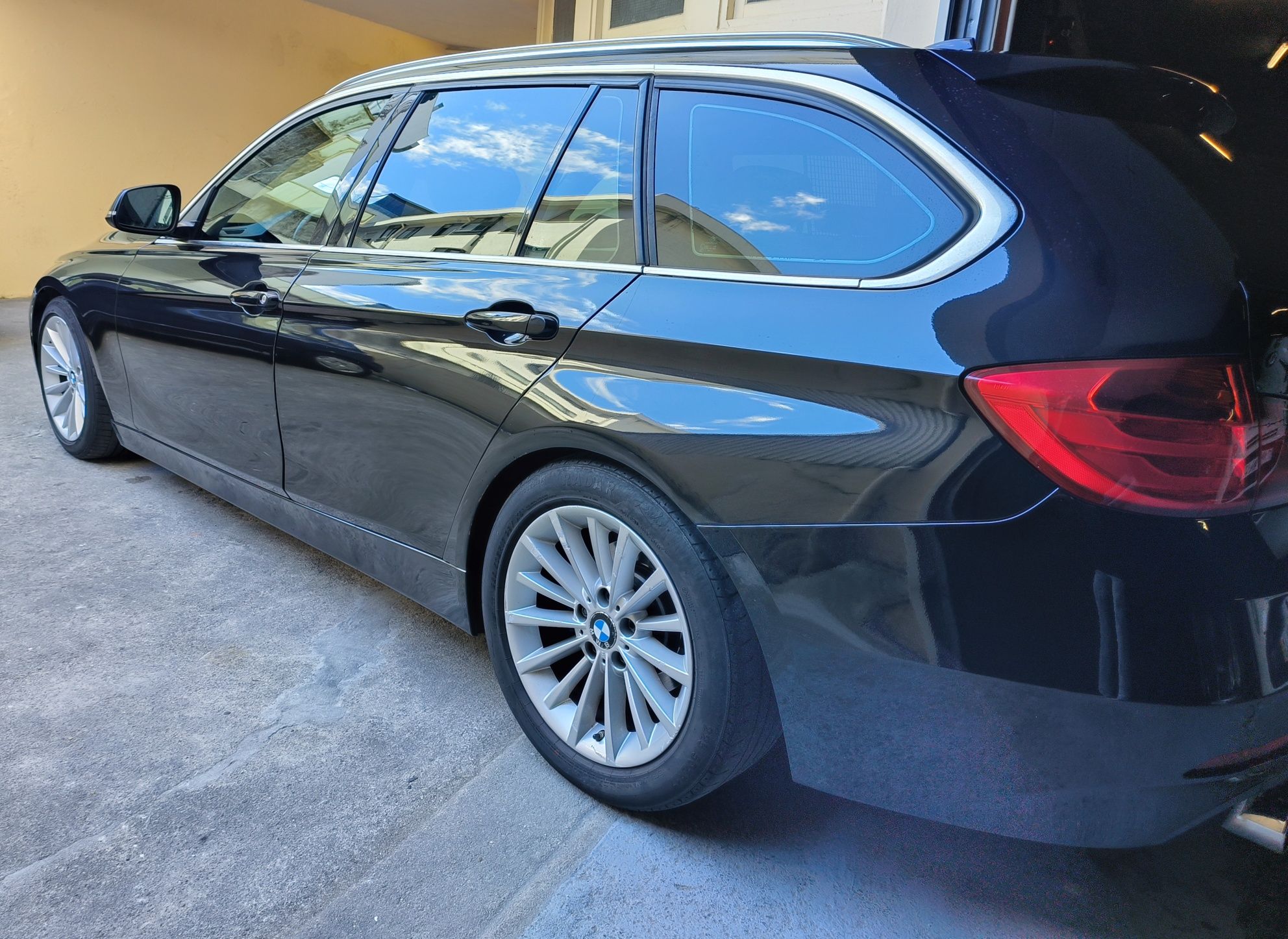 BMW 318d Luxeri Line Sport ano 2015 com apenas 180 mil kms