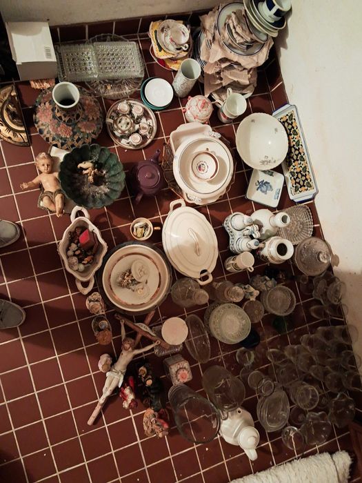 Lote de louças antigas e objectos de decoração