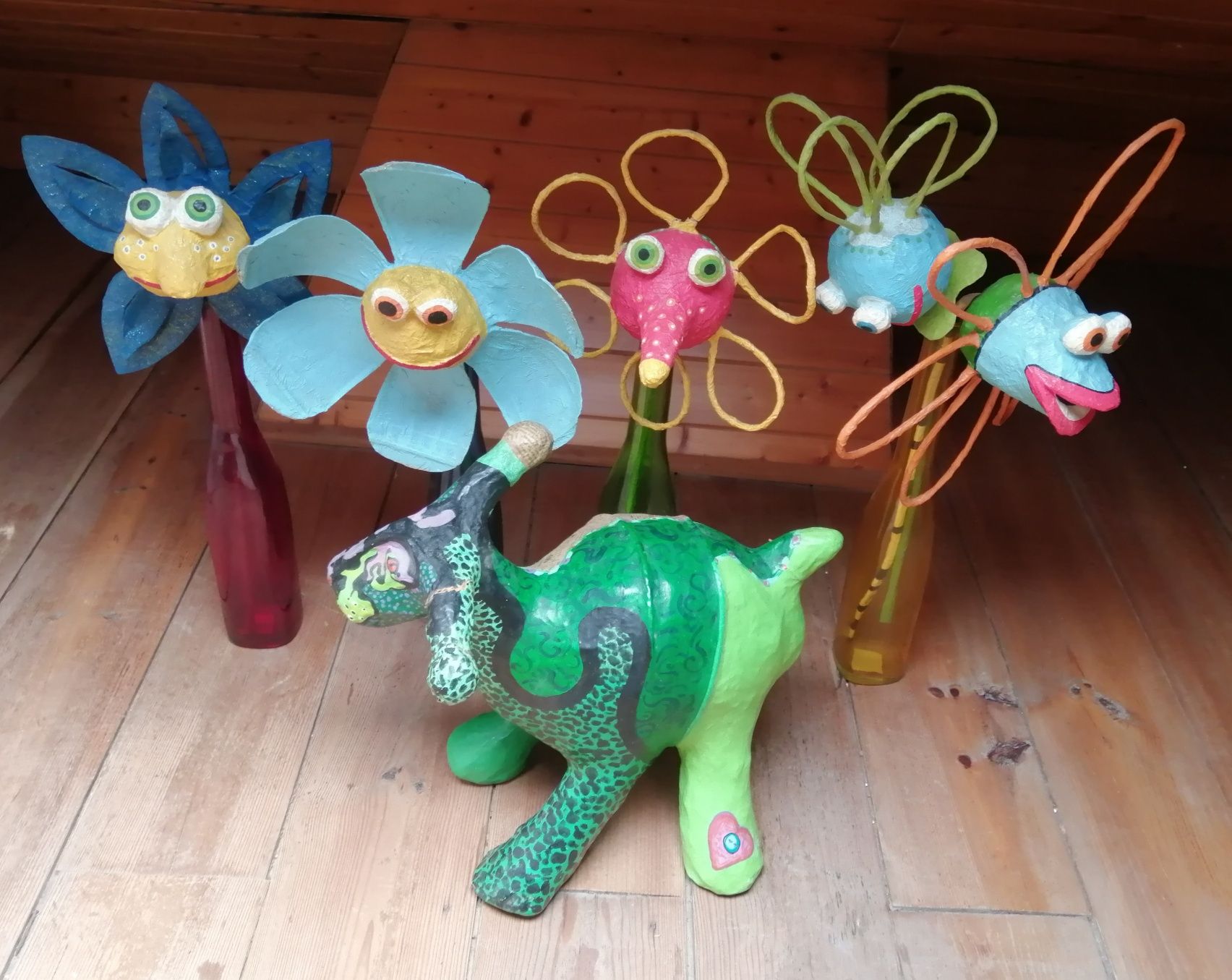 Flores e "bicho" em papier-mâché