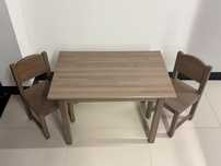 Drewniane Biurko Ikea Sundvik oraz 2 Krzesełka Zestaw dla Dzieci