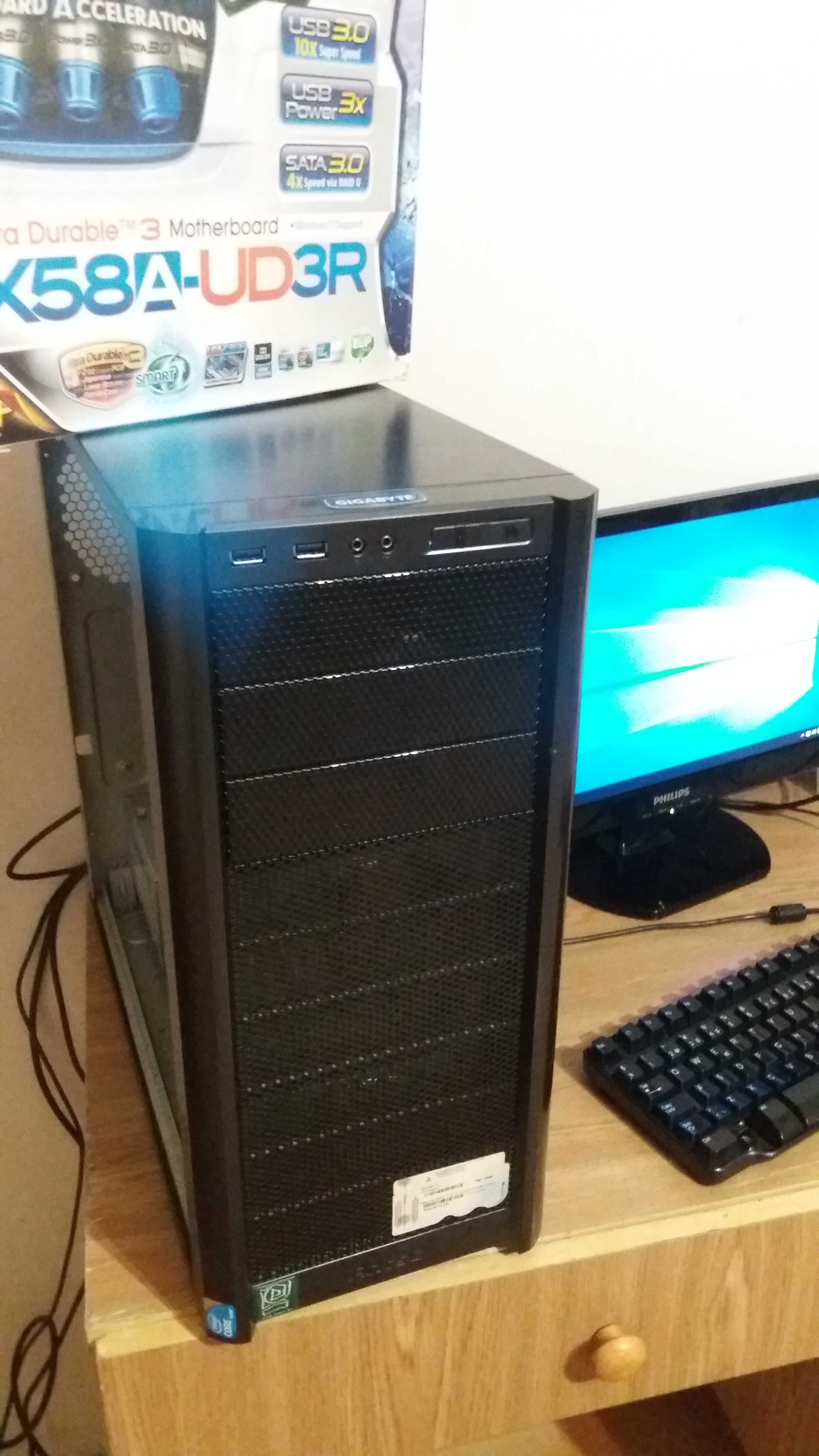 Komputer  Intel i7 3.8 Mhz / 200 gb /  20 Gb ram z monitorem