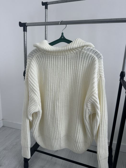 светр бренду INAYA