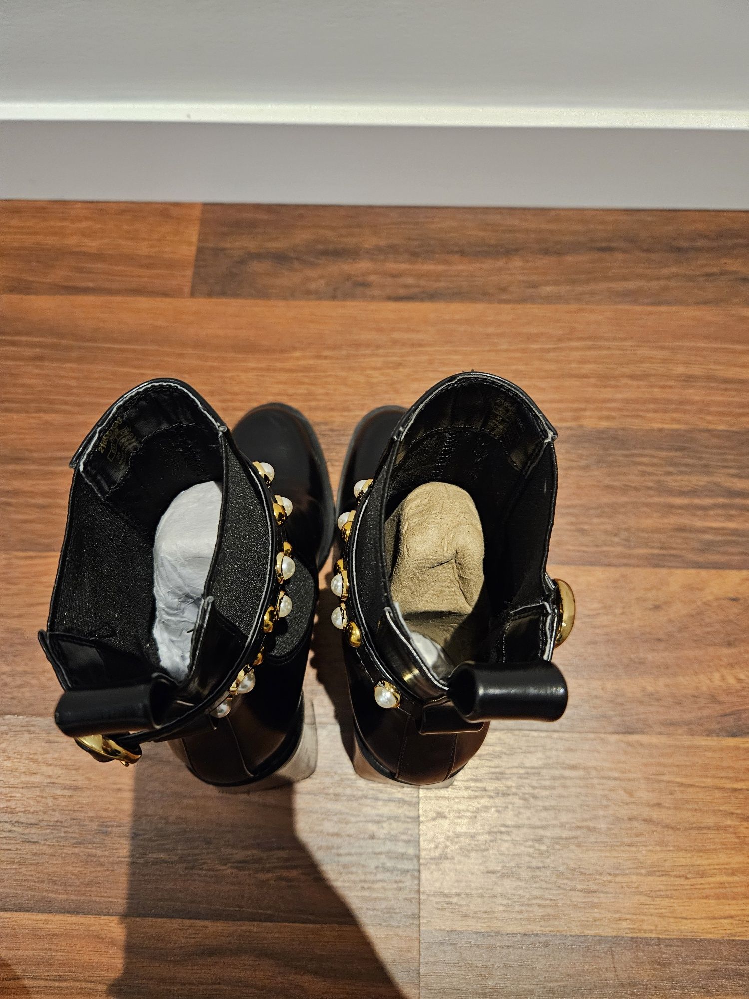 Botins pretos com tachas