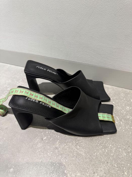 Жіночі шльопанці на каблуку