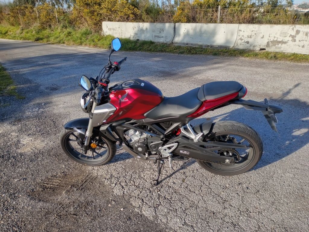 Vendo mota Honda cb125r 1100km