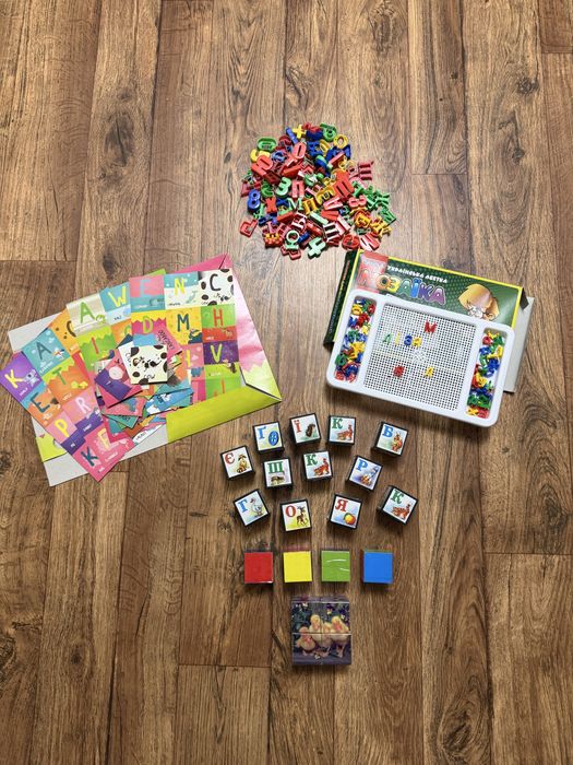 Букви на магнітах, мозаїка, пазл