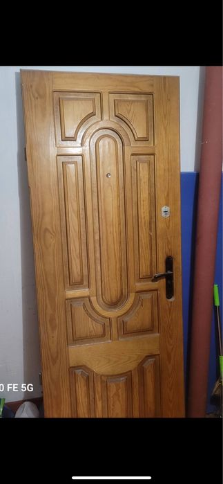 Двери входные металические.