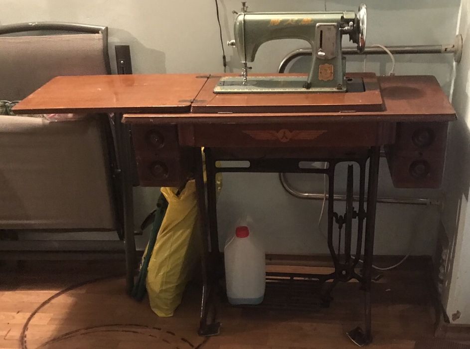 Винтажная ножная швейная машинка