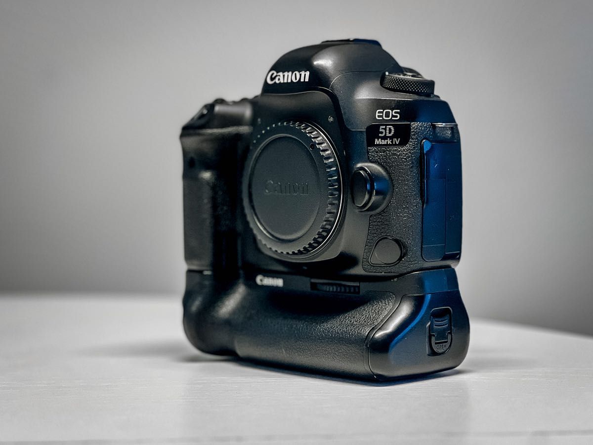 Canon EOS 5D mark IV  body + GRIP