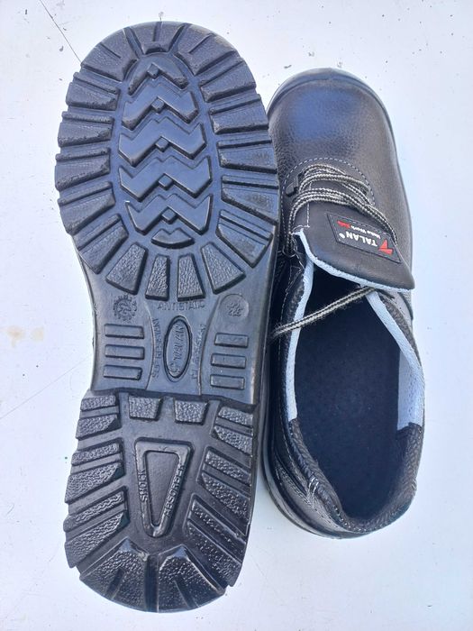 Робоче взуття - туфлі. 44 розмір. Нові.