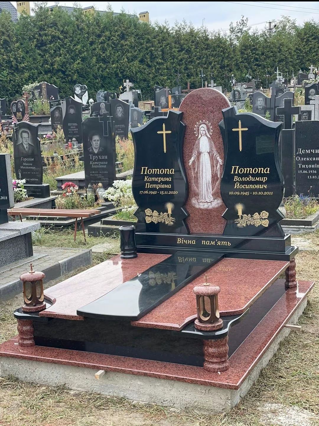 Гранітні пам'ятники