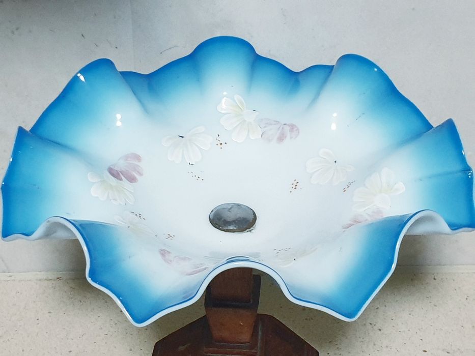 Linda antiga fruteira de pé alto com vidro opalino esmaltado à mão