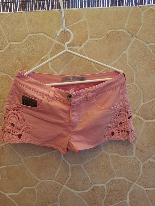 ROUPA variada em bom estado