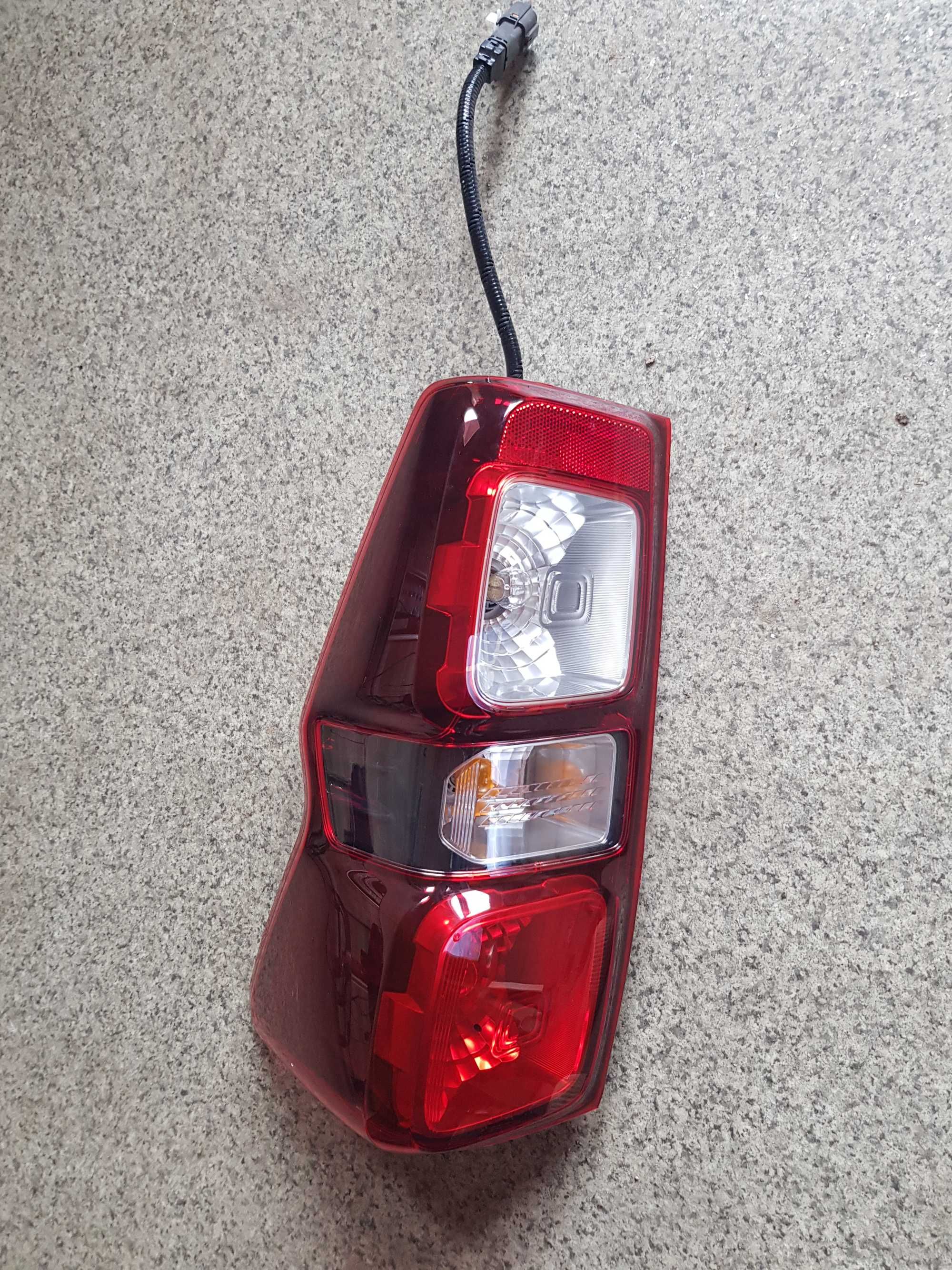 Lampa tył L/P Isuzu D MAX Nowa 23 r OE