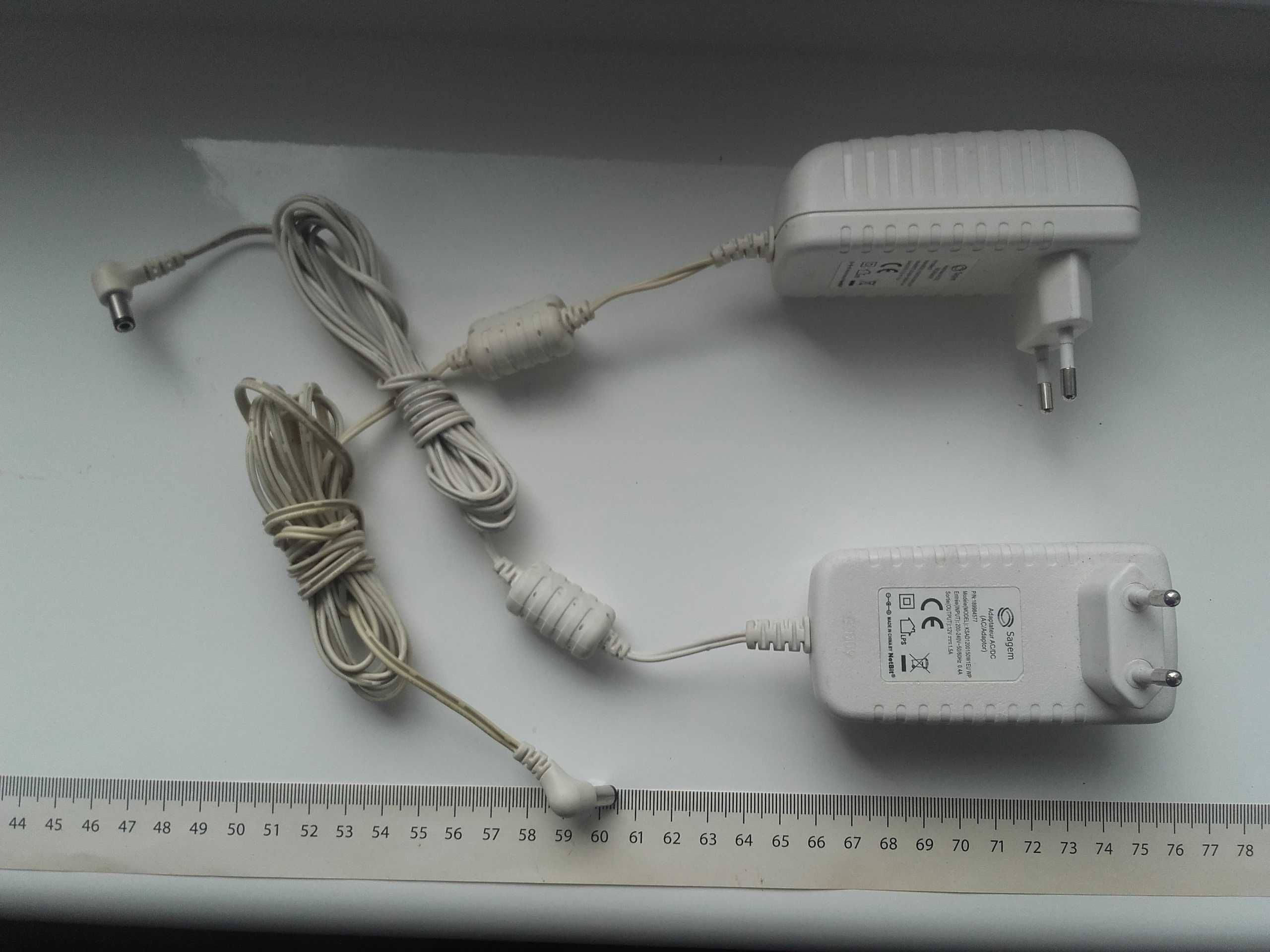 Zasilacz DC 12V - 1,5A, 5,5mm x 2,5mm używany sprawny Biały