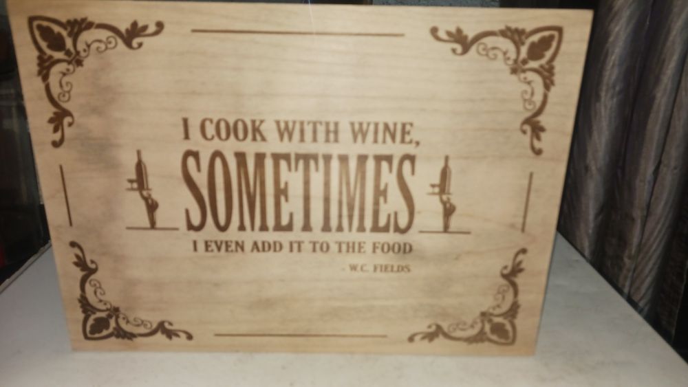 Placa gravada com tema" vinho e comida " muito decorativa .