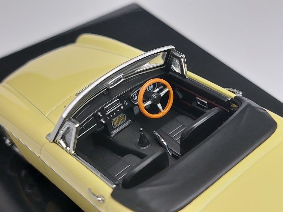 Модель 1:43 MGB Roadster MkII (AutoArt)