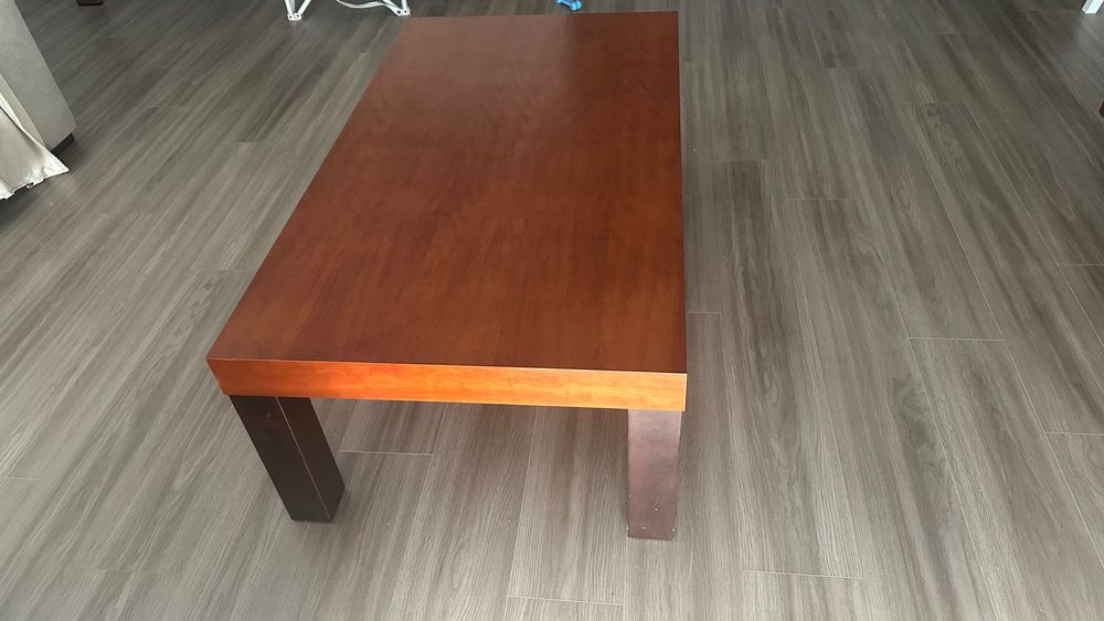 Vendo mesa de centro Disarte em cerejeira (tampo) e wangue (pés)