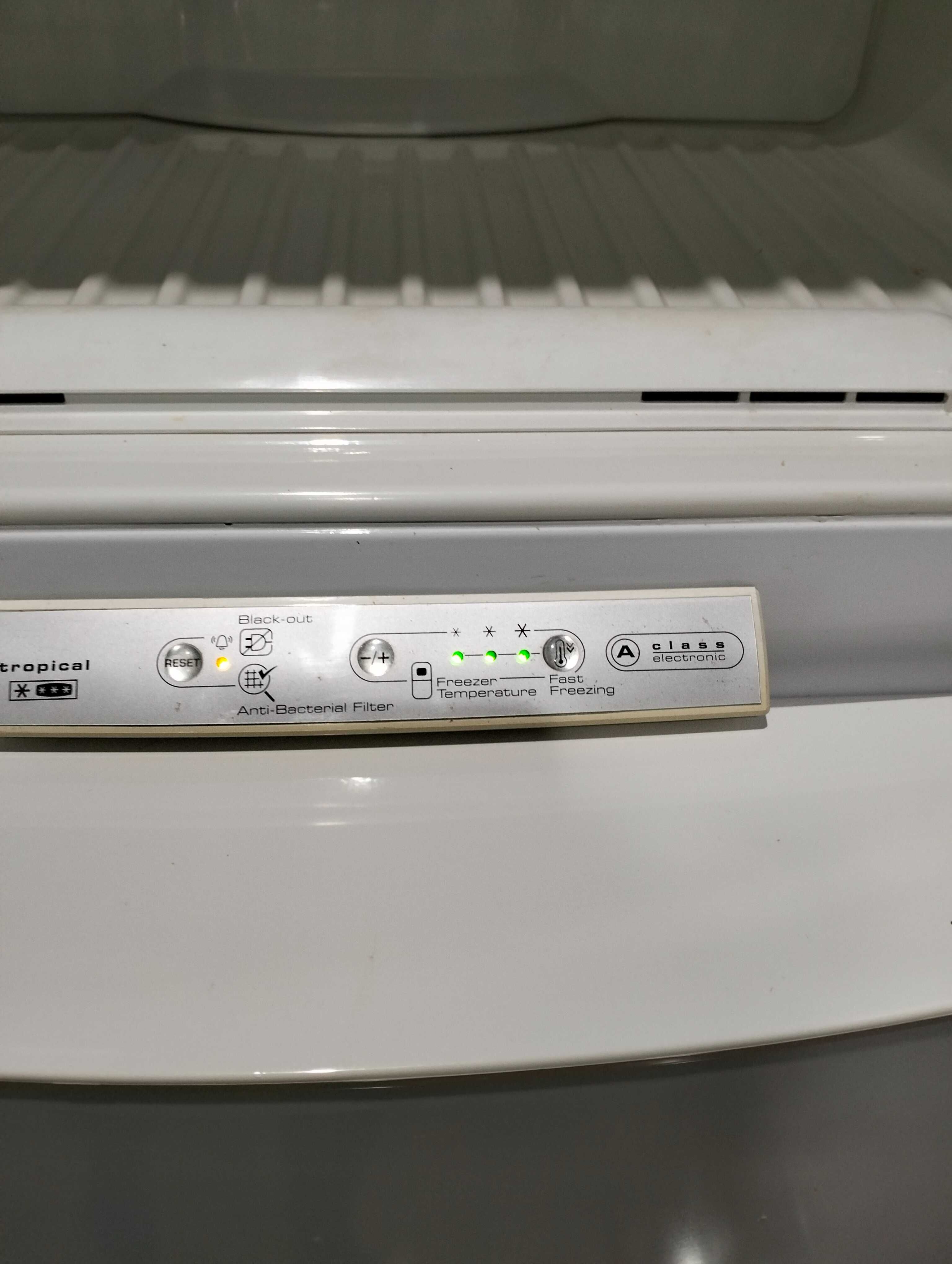 Холодильник Whirlpool ARC 4138