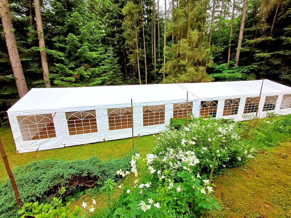 Wynajem namiotów: Wypożycz: krzesła, stoły, podłogi. Wypożyczalnia