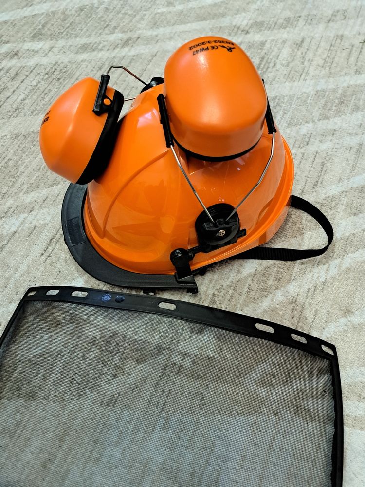 Spodnie letnie dla pilarza, kask i buty. Antyprzecięciowe