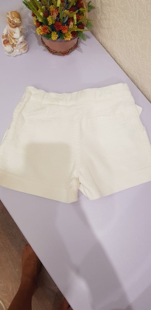 Шикарный шорты Zara белого цвета, на 6-7 лет