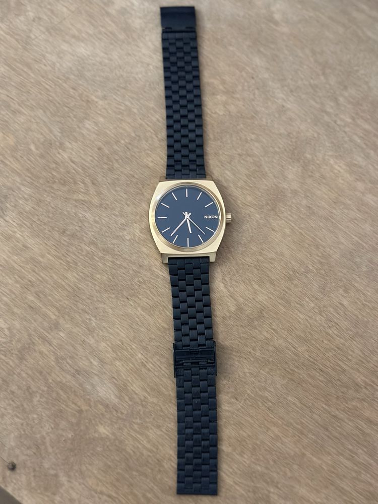 Relógio Nixon Preto e Dourado