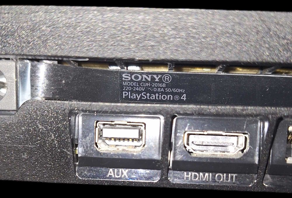 Playstation 4 PS4 1TB + 2 pady