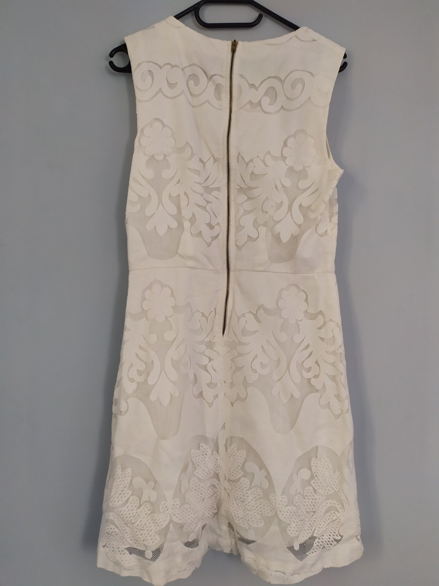 Koronkowa sukienka marki H&M