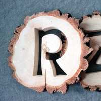Litera R na stół drewniane plastry wycinane ażurowe brzoza ślub pieńki