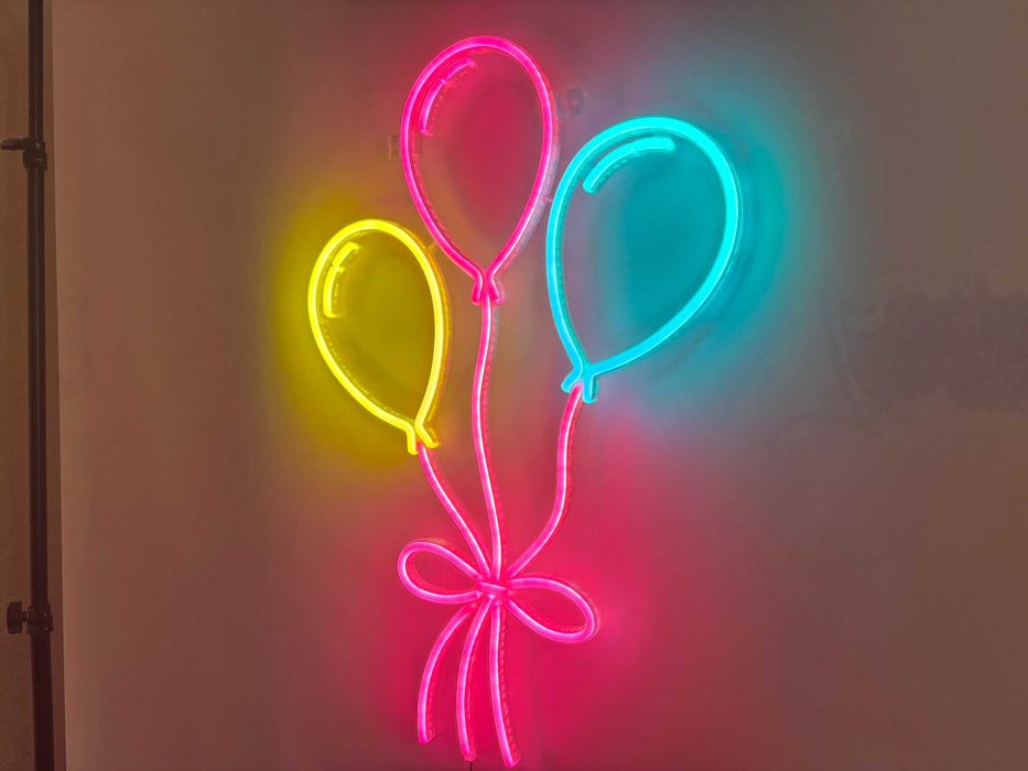 Неонова вивіска "Кульки 3шт рожева нитка" багатокольорова, 600*400 мм