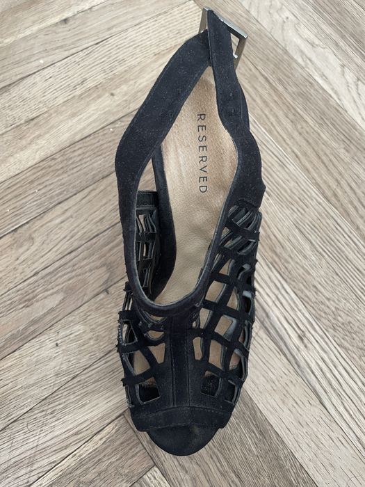 Czarne sandałki na koturnie Reserved r.37