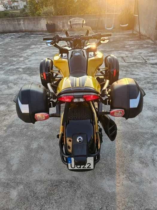 Moto Can-Am impecável