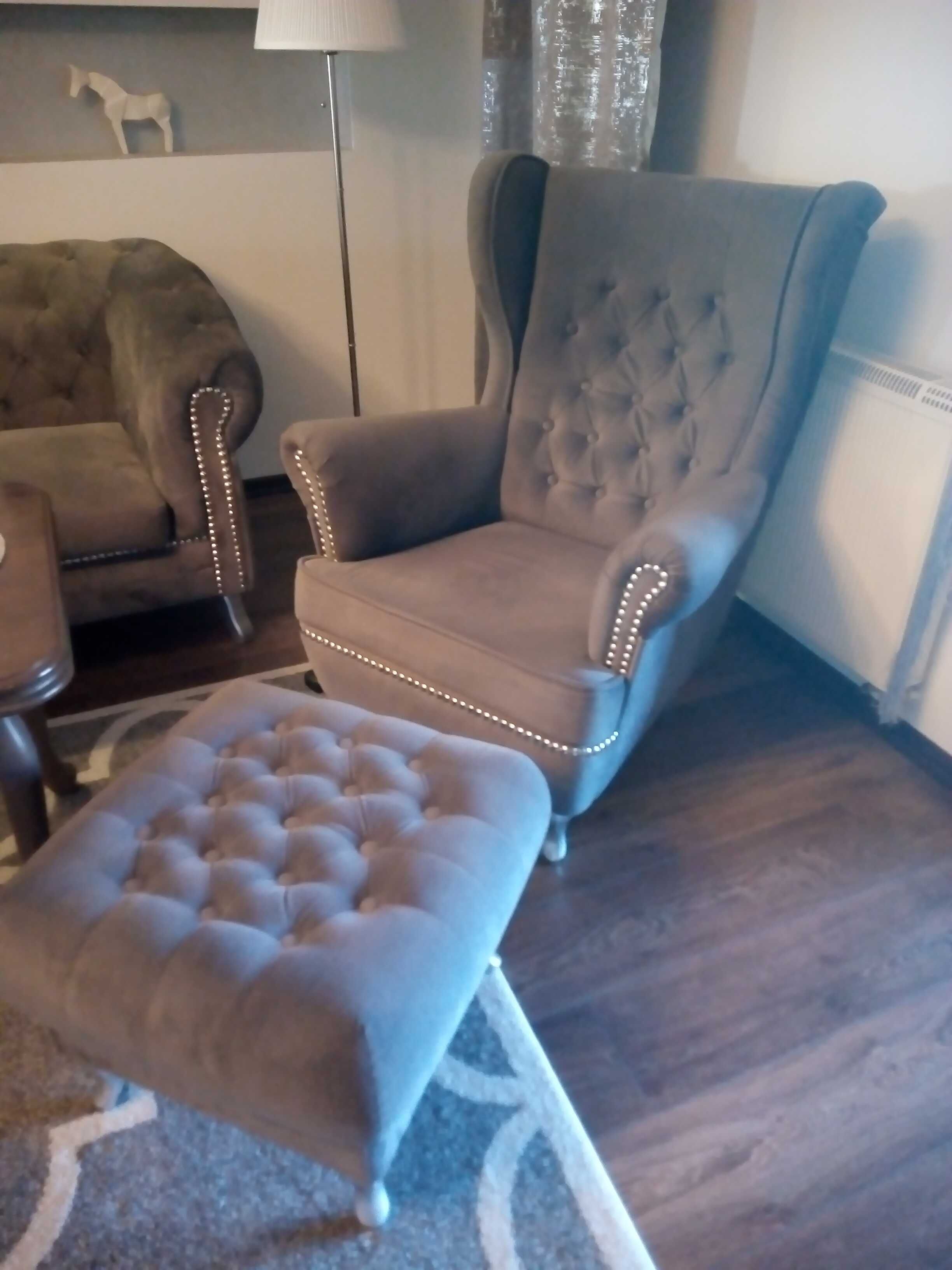 Sprzedam zestaw kanapa fotel podnóżek stolik chesterfield nowy ludwik